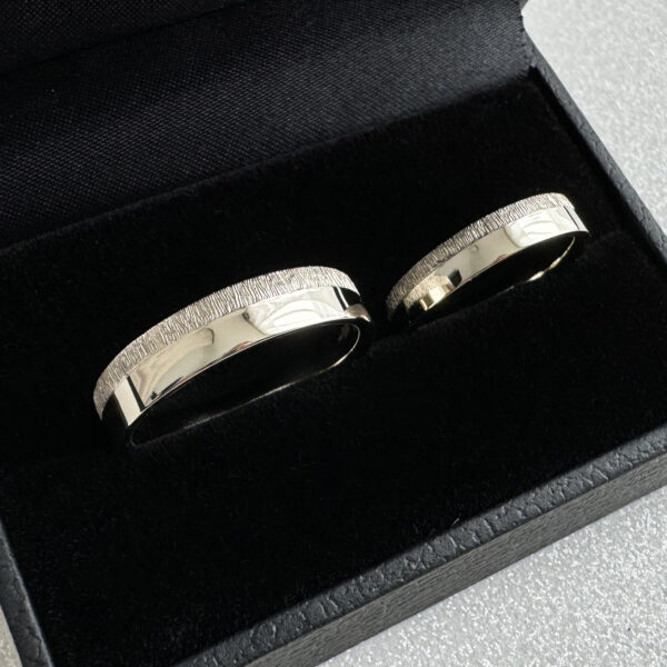 Minimalistiniai vestuviniai ziedai Balto aukso vestuviniai ziedai