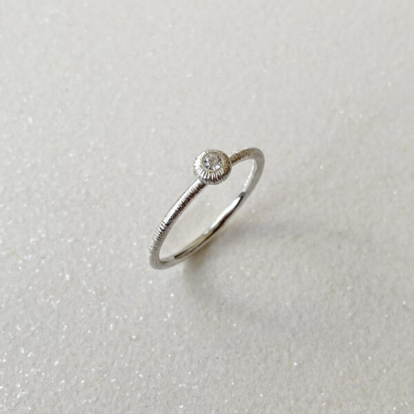 balto aukso suzadetuviu ziedas