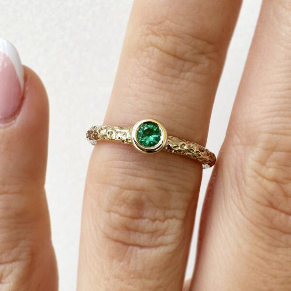 auksinis geltono aukso ziedas su smaragdu