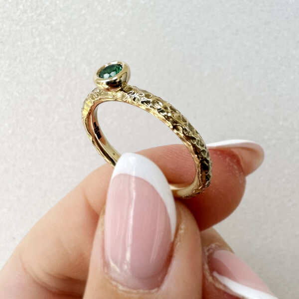 Išskirtinis auksinis žiedas su smaragdu Išskirtinis auksinis žiedas su smaragdu