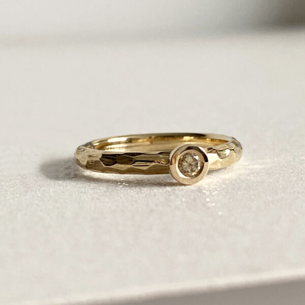 suzadetuviu ziedas su sampaniniu briliantu