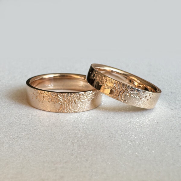 vestuviniai ziedai raudono aukso Vestuviniai žiedai su medžių motyvais