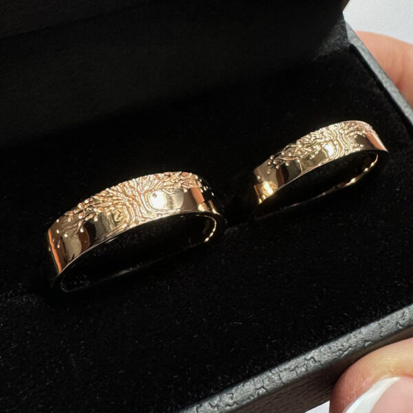 vestuviniai ziedai su medziu rastais Vestuviniai žiedai su medžių motyvais