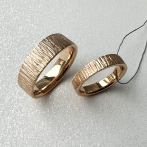 Modern wedding rings in 14K rose gold